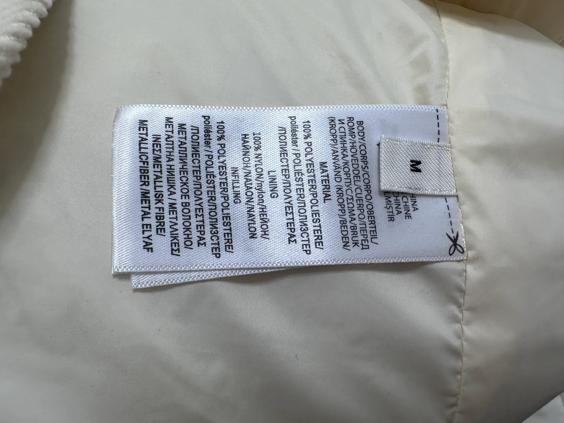 ￼ P530 【Ralph Lauren】Ralph Lauren cotton-padded jacket. The face is filled with imitation down cotton. Three-in-one rhombus quilted embroidery. Soft and comfortable. Warm and comfortable. Corduroy strips run through the whole body. No knots or overlaps. Artificial curling. Fine workmanship. Does not look bloated. The upper body is light and not bloated. Soft and comfortable. Highly recommended. Size: S M L